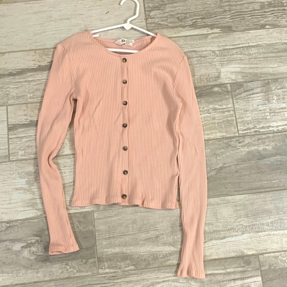 Pink ribbed shirt with black/tan buttons